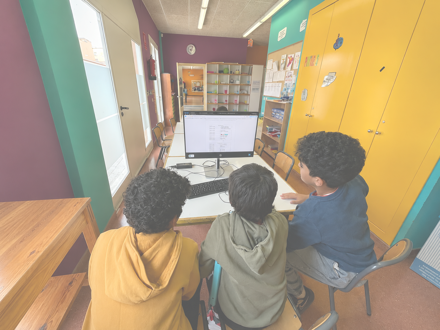 Il·lustració del SIS d'infants, amb tres infants jugant