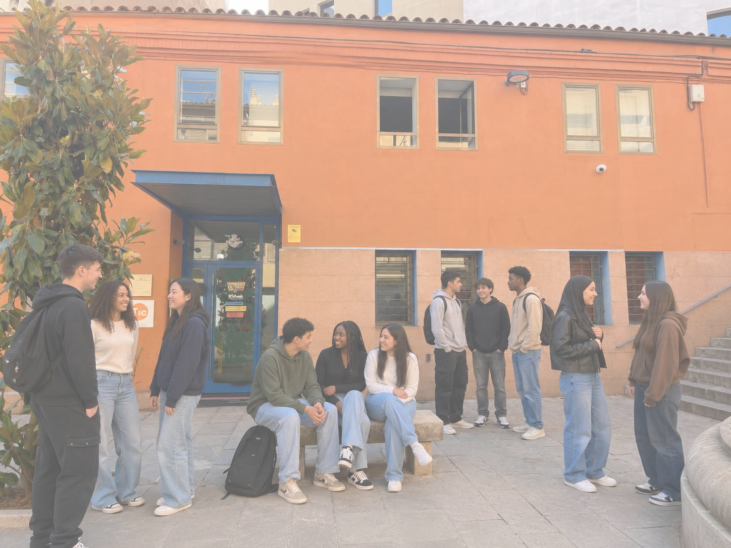 Il·lustració a color d'un grup de joves xerrant davant de la façana de l'Equipament Juvenil La Kaserna.