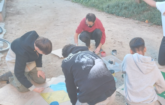 Il·lustració del SIS joves amb joves fent treballs manuals